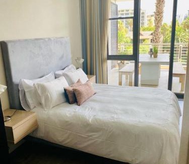 Victoria and Alfred Waterfront Apartamento | Modern, beautiful 1 bed with views -V&A Waterfront