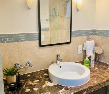 Victoria and Alfred Waterfront Apartamento | Modern, beautiful 1 bed with views -V&A Waterfront