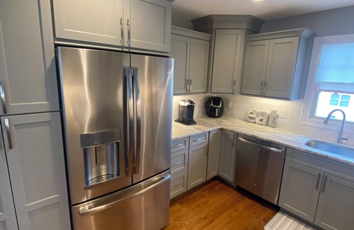 Elmwood Park Apartamento | Modern Beauty - 3 BR/ 2 BA Apt. - 10 miles to NYC. Natural Gas Grill & Fire Pit