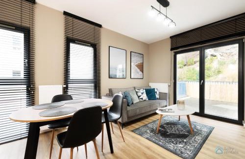 Dziaki Lesne Apartamento | Modern Beige and Grey 3city Apartment in Gdynia by Noclegi Renters