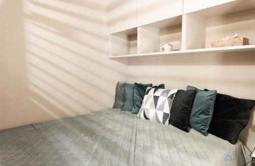 Dziaki Lesne Apartamento | Modern Beige and Grey 3city Apartment in Gdynia by Noclegi Renters