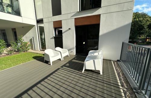 Dziaki Lesne Apartamento | Modern Beige and Grey 3city Apartment in Gdynia by Noclegi Renters