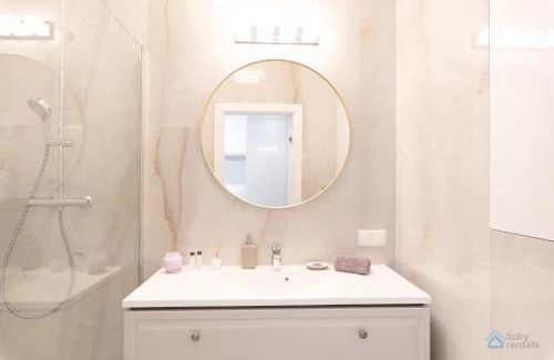 Dziaki Lesne Apartamento | Modern Beige and Grey 3city Apartment in Gdynia by Noclegi Renters