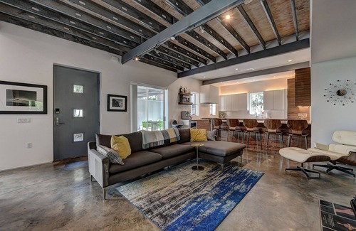 Bellaire Casa | Modern Bellaire Home with Expansive Courtyard