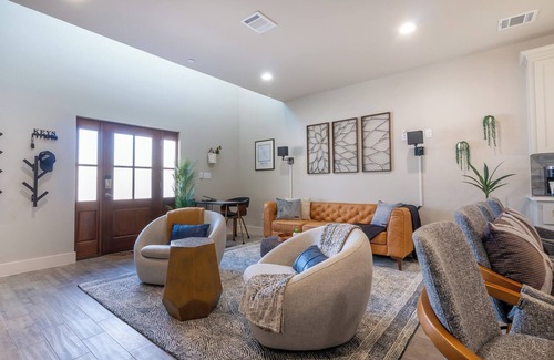 Boerne Casa | Modern Boerne Rental. 2 Master Suites + 2 Remote Workstations. Near Main Street!