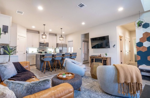 Boerne Casa | Modern Boerne Rental. 2 Master Suites + 2 Remote Workstations. Near Main Street!