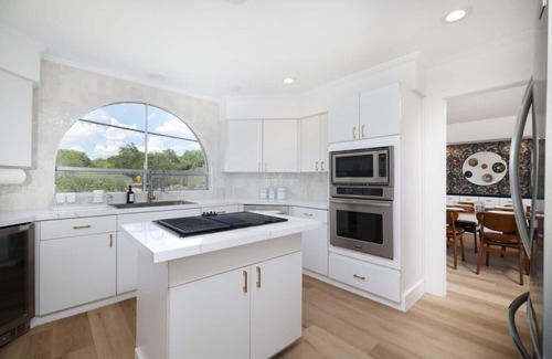 Medical Center District Casa | Modern Boho 5BR W Pool+Six flags