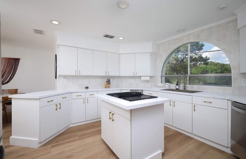 Medical Center District Casa | Modern Boho 5BR W Pool+Six flags