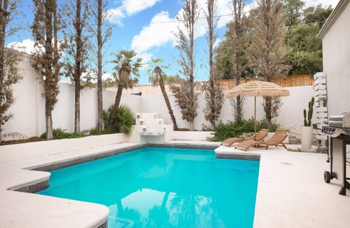 Medical Center District Casa | Modern Boho 5BR W Pool+Six flags
