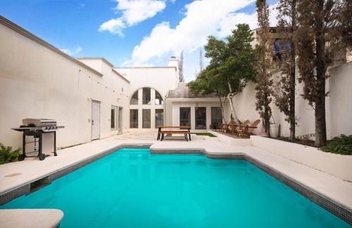 Medical Center District Casa | Modern Boho 5BR W Pool+Six flags