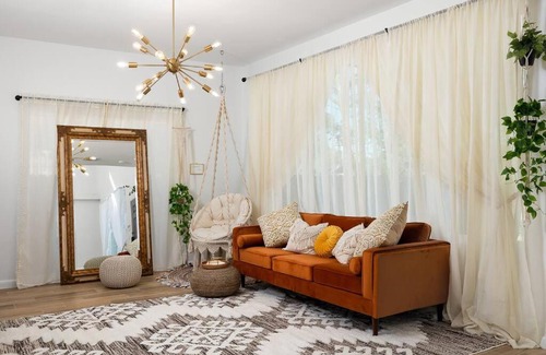 Edinburg Chalet De Esquí | Modern Boho Home with in-home gym room! + fabulous outdoor dining!