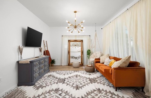 Edinburg Chalet De Esquí | Modern Boho Home with in-home gym room! + fabulous outdoor dining!