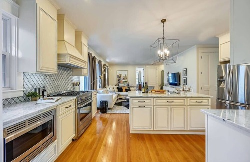 Forest Hills - Woodbourne Condominio | Modern Boston Condo | near T