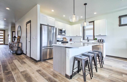 Four Corners Casa | Modern Bozeman Family Townhome w/ Hot Tub!