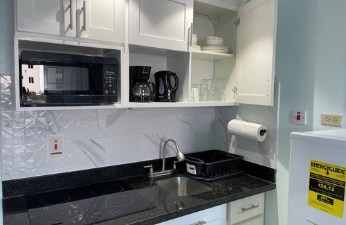 Montego Bay Apartamento | Modern breezy beach apartment with sea view
