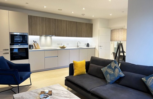 Brondesbury Park Apartamento | Modern bright 1 bedroom apartment with balcony, courtyard, gym & 24-hr concierge