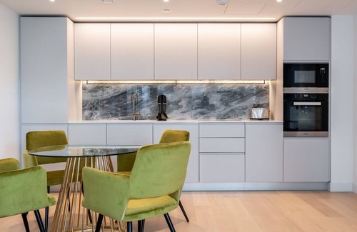 Shepherd's Bush Apartamento | Modern bright 1 bedroom flat with balcony, courtyard, lounge & 24-hr concierge
