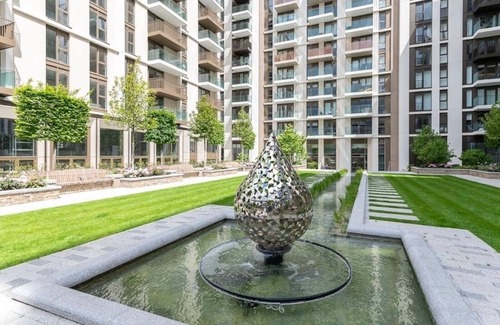 Shepherd's Bush Apartamento | Modern bright 1 bedroom flat with balcony, courtyard, lounge & 24-hr concierge