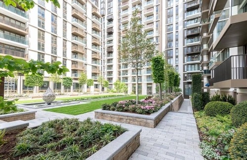 Shepherd's Bush Apartamento | Modern bright 1 bedroom flat with balcony, courtyard, lounge & 24-hr concierge