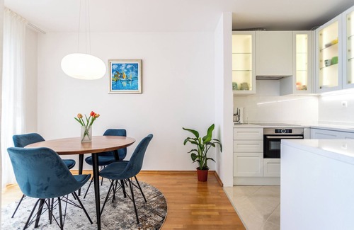 Znjan Apartamento | Modern, bright and spacious two bedroom apartment in Split next to Znjan beach.