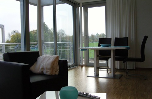 Ronnau Apartamento | Moderno, luminoso 2 habitaciones Apartamento con wifi en el puerto.