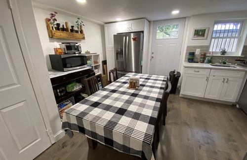 Crown Heights Casa | Modern, bright house with lovely back yard & patio