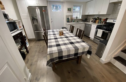 Crown Heights Casa | Modern, bright house with lovely back yard & patio