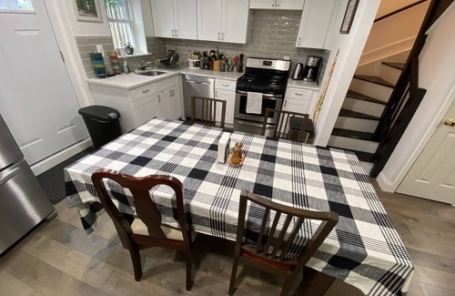 Crown Heights Casa | Modern, bright house with lovely back yard & patio