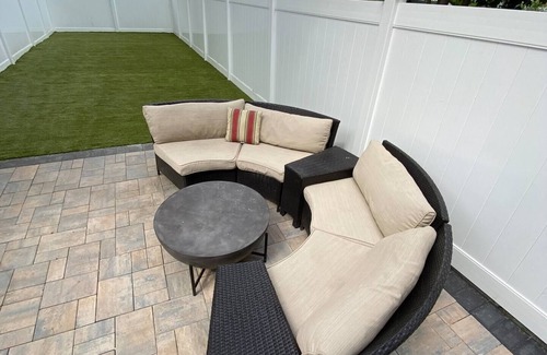 Crown Heights Casa | Modern, bright house with lovely back yard & patio