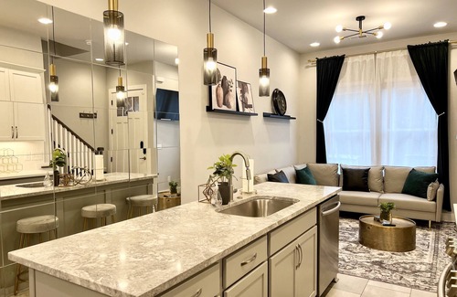 Hadley - Washington Casa | Modern & Bright Townhouse 26th Ave