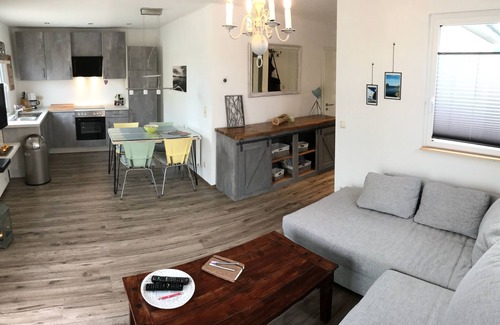 Onderdijk Casa | Modern, bright vacation home with lots of sun and its own jetty
