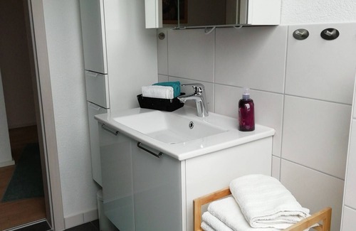 Mengershausen Apartamento | Modern, bright vacation apartment with garden view