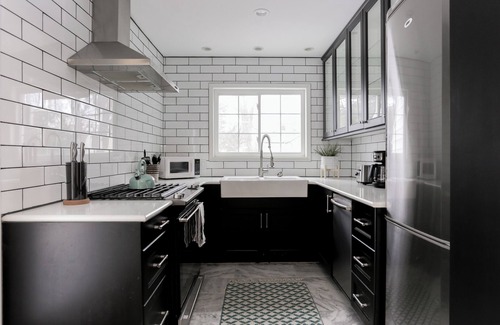 Roeland Park Casa | Modern Bungalow in Cedar St