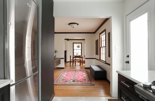 Roeland Park Casa | Modern Bungalow in Cedar St