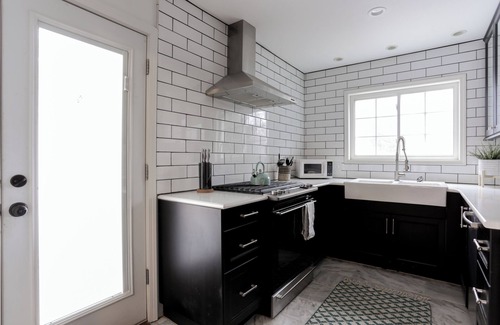 Roeland Park Casa | Modern Bungalow in Cedar St