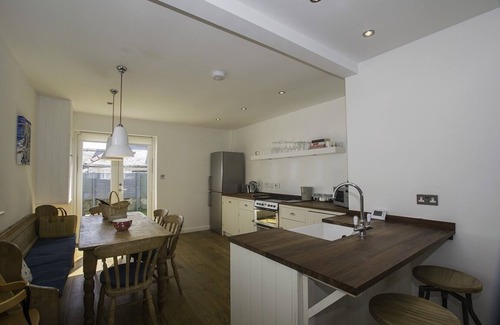 Rhosneigr Casa | Bungalow moderno, que admite mascotas, con jardín privado, cerrado y orientado al sur