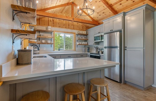 Springville Casa | Modern Cabin on Private Lake: Gateway to the Sequoias