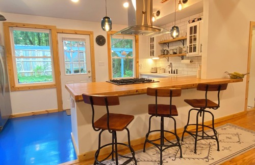 Asheville Cabina | Modern Cabin retreat. A world away but 3 miles from downtown Asheville.