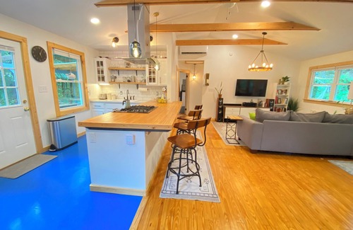 Asheville Cabina | Modern Cabin retreat. A world away but 3 miles from downtown Asheville.