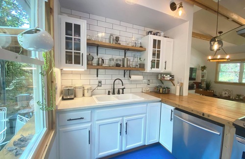 Asheville Cabina | Modern Cabin retreat. A world away but 3 miles from downtown Asheville.