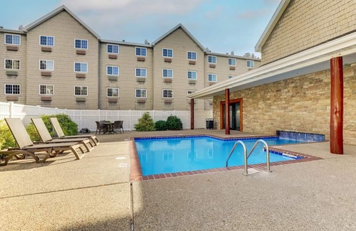 Johnston Hotel | Modern Cabin Vibes, Complimentary Breakfast & Whirlpool Suites Available