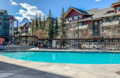 Canmore Apartamento | Modern Cabin Vibes with pool at The Lodges