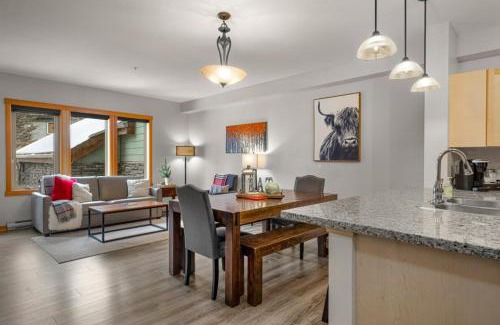 Canmore Apartamento | Modern Cabin Vibes with pool at The Lodges