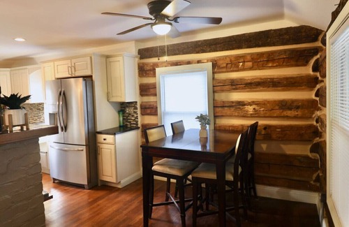 Fayetteville Cabina | Modern Cabin w/ EV Charger & Work Setup!