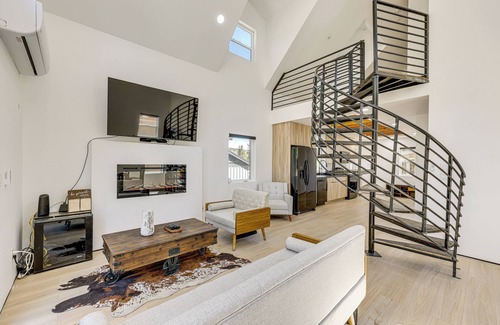 Big Bear Cabina | Modern Cabin w/ Hot Tub 5 Mi to Big Bear Lake!