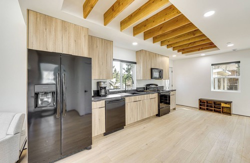 Big Bear Cabina | Modern Cabin w/ Hot Tub 5 Mi to Big Bear Lake!