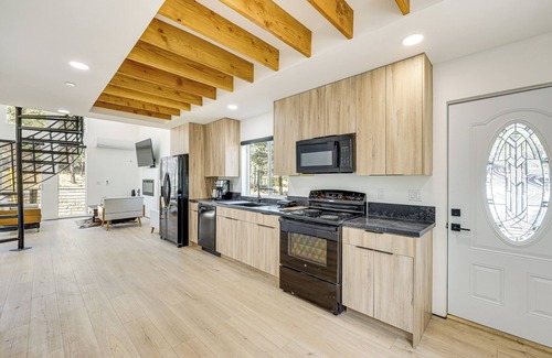 Big Bear Cabina | Modern Cabin w/ Hot Tub 5 Mi to Big Bear Lake!