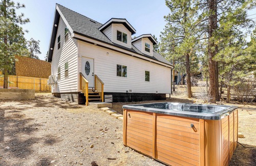 Big Bear Cabina | Modern Cabin w/ Hot Tub 5 Mi to Big Bear Lake!