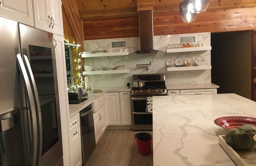Wrightwood Casa | Modern Cabin w/ Pool Table