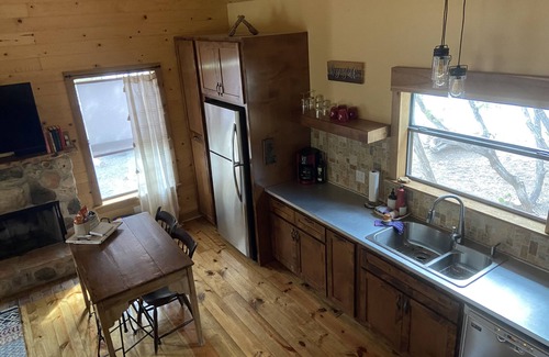 Uvalde Cabina | Modern Cabin with Hill Country Views